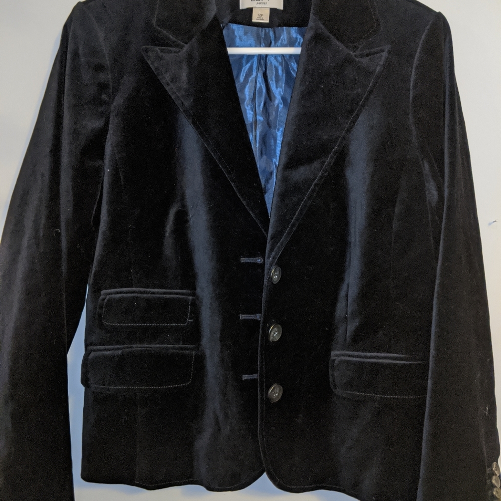 Black velvet blazer with pockets and buttons